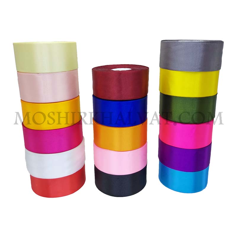 روبان های ساتن 4 سانتی در رنگ های مختلف که در 3 ستون روی هم قرار گرفته اند