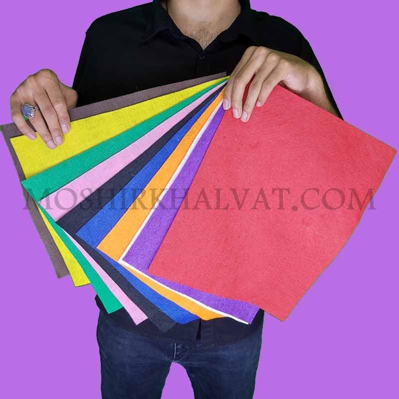 یک بسته نمد A3 ده رنگ که در دست گرفته شده است