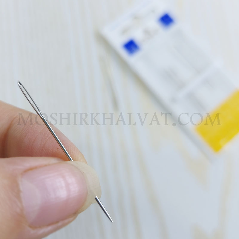 سوزن گلدوزی دمسه زرد5 سوزن گلدوزی دمسه زرد در دست