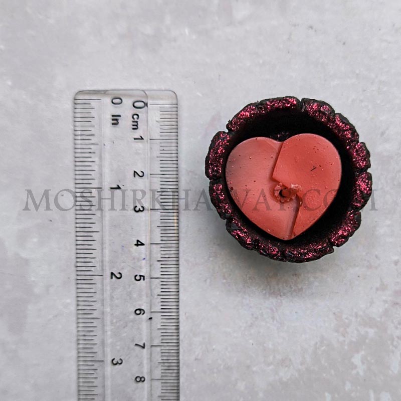 شمع وارمر قلب ترک خورده4 شمع وارمر قلب ترک خورده در کنار خط کش