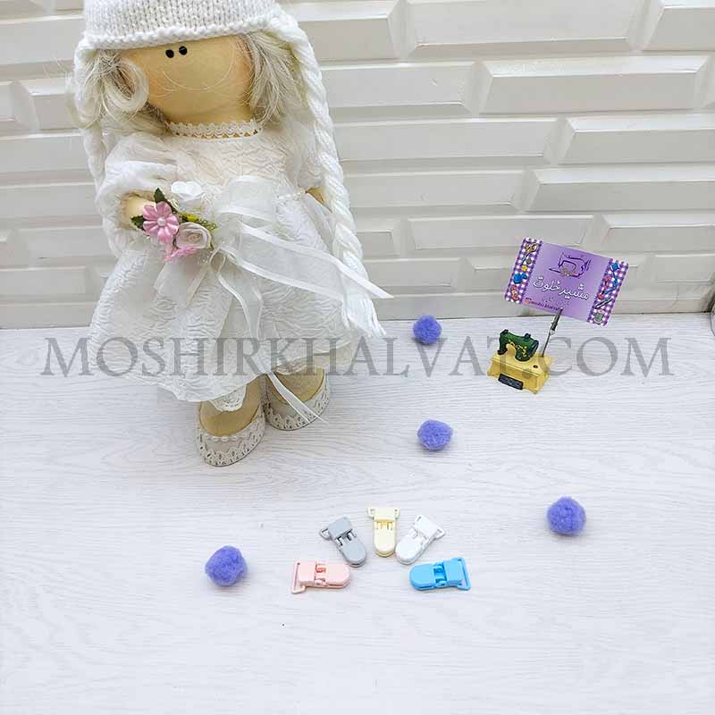 گیره بند پستونک 3 گیره بند پستونک در کنار وسایل مرتبط
