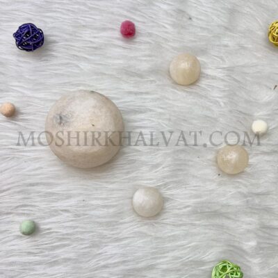 سنگ نمک کروی طبیعی روی پارچه پولیشی