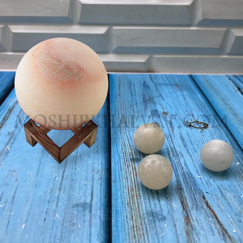 سنگ نمک کروی 4 سنگ نمک کروی طبیعی روی پایه