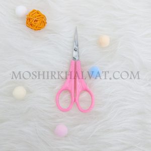 یک عدد قیچی ابرو روی پارچه پولیشی