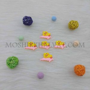 تعدادی پیکسل سیلیکونی مدل جوجه روی برگ