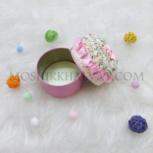 جاسوزنی قوطی-بالشتی روی بک گراند پارچه ای