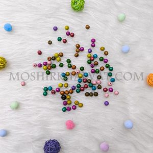 یک بسته مهره پلاستیکی رنگی طرح چوب روی پارچه پولیشی