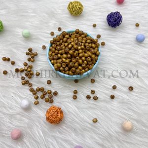 مهره چوبی طلایی روی پارچه پولیشی