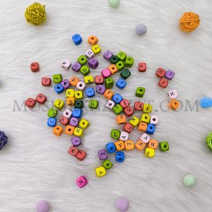 مهره های چوبی مکعبی رنگی مدل حروف انگلیسی در کنار هم