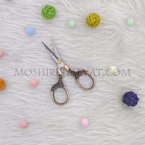 قیچی گلدوزی ساده برنزی نمای نزدیک